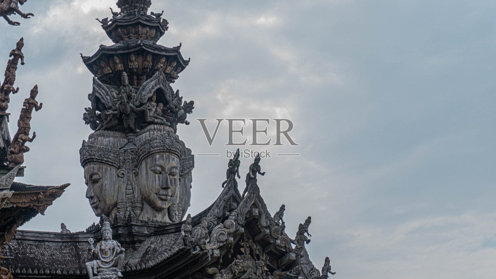 泰国芭堤雅真理圣殿中的雕塑。照片摄影图片