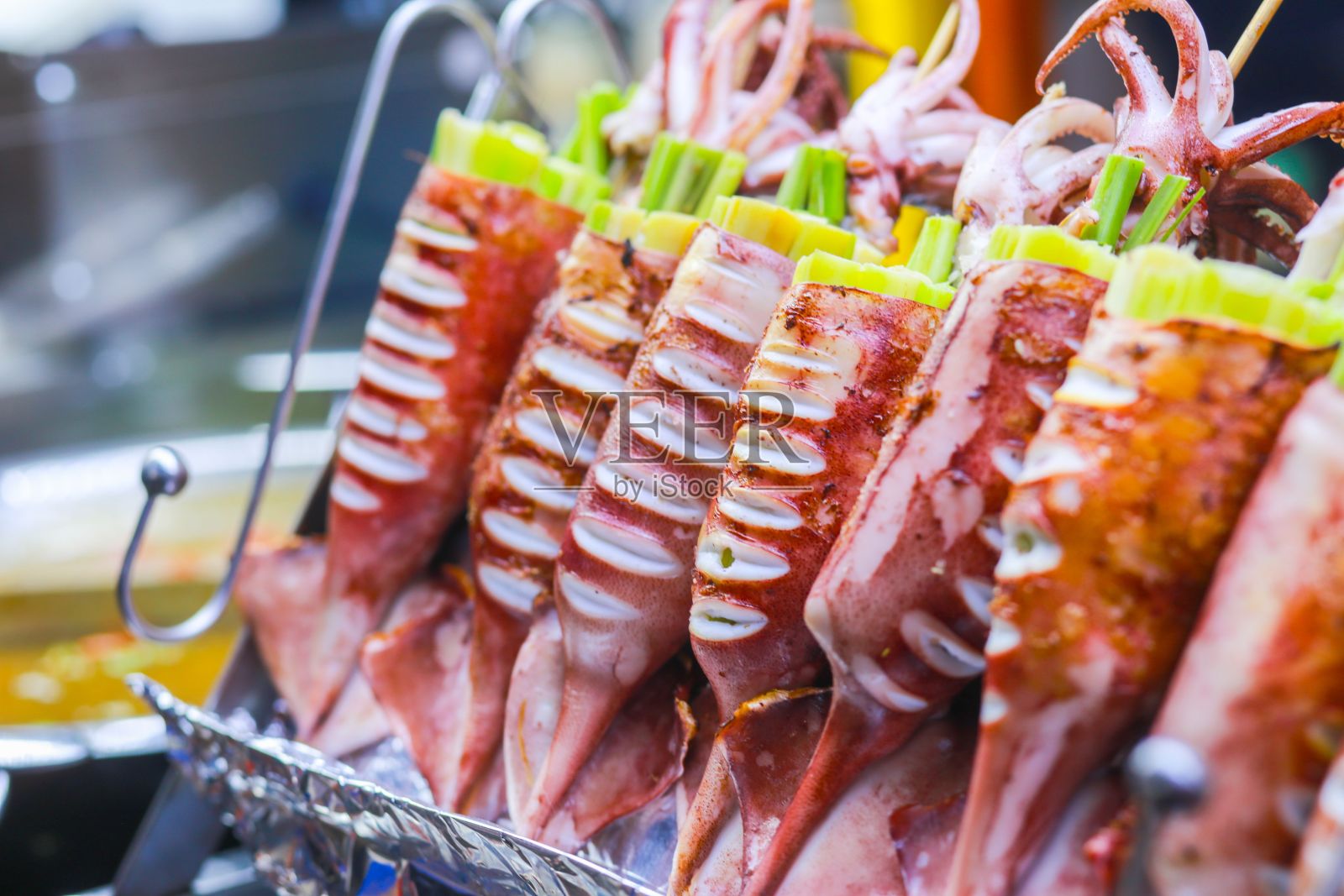 胡志明市街头小吃中的越南烤鱿鱼照片摄影图片