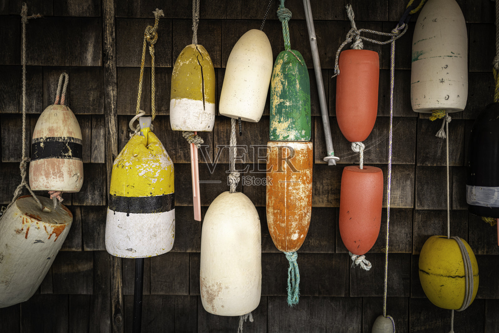 码头墙上挂着捕鱼浮标照片摄影图片