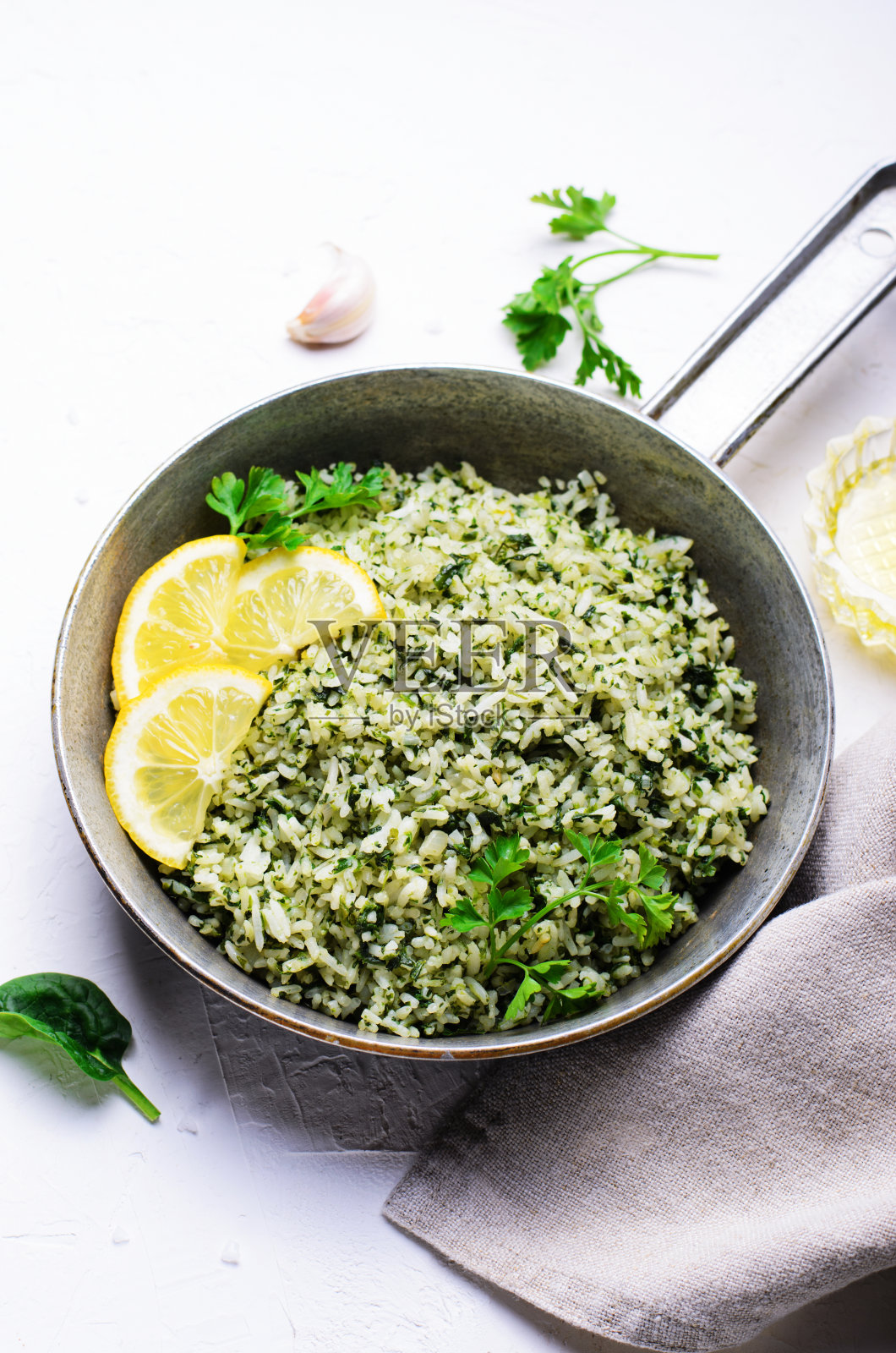 白底锅菠菜饭照片摄影图片