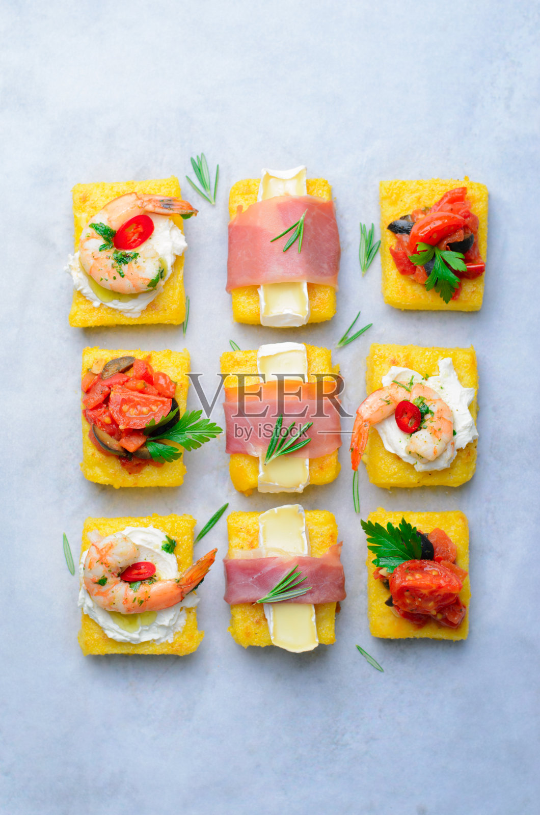 不同配料的玉米粥,各种玉米粥开胃菜,美味小吃照片摄影图片