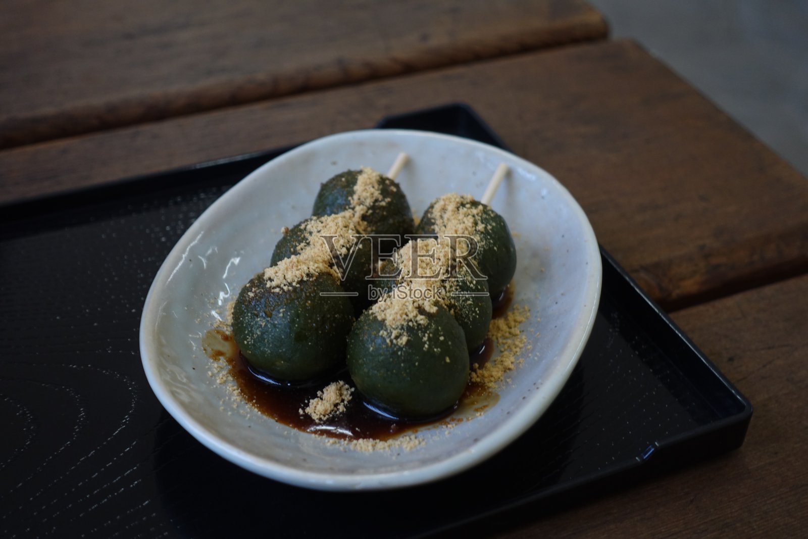 日本传统的抹茶甜点和茶汤圆照片摄影图片