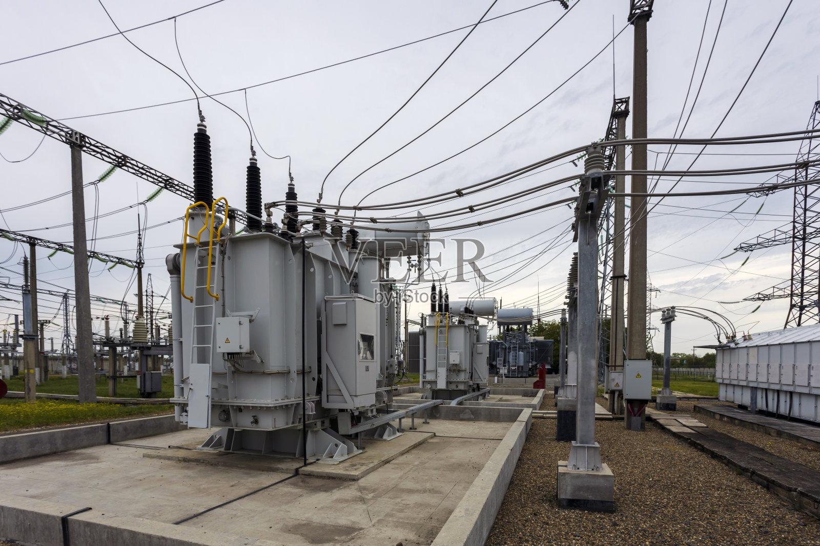 电厂高压变流器的设备线。变电站的绝缘子和开关。照片摄影图片