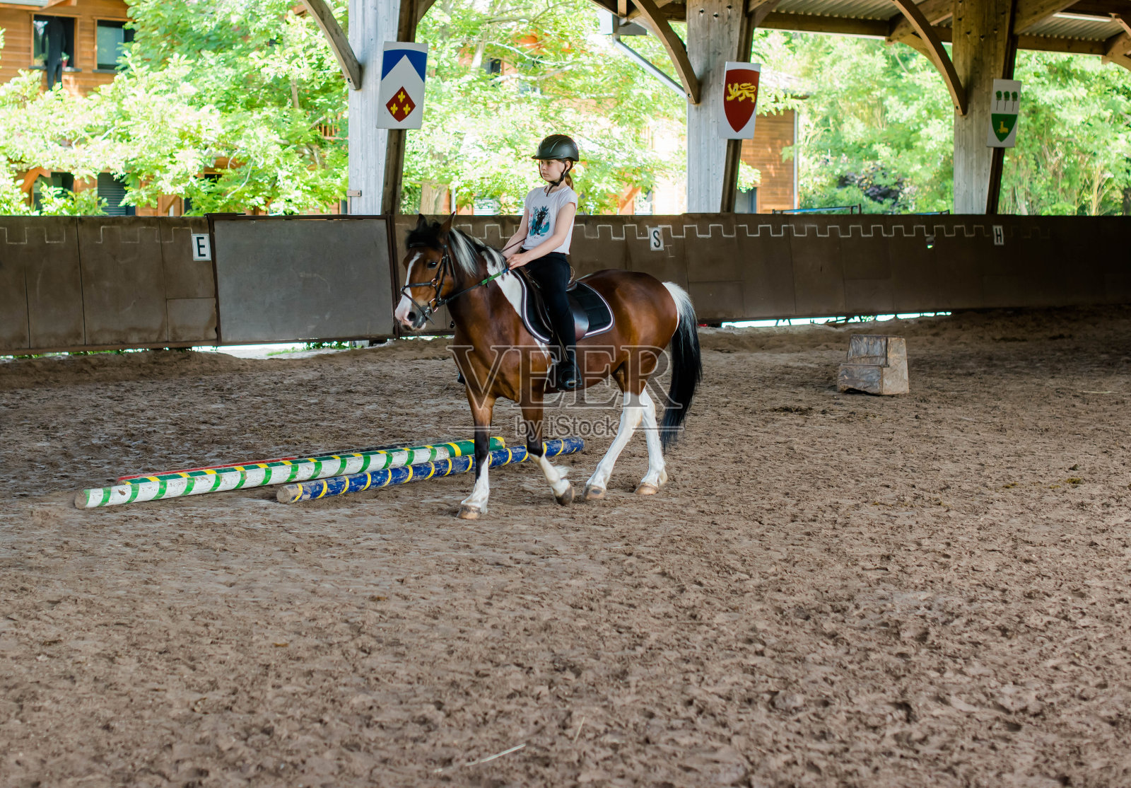 一个漂亮的小女孩骑着她的小马照片摄影图片
