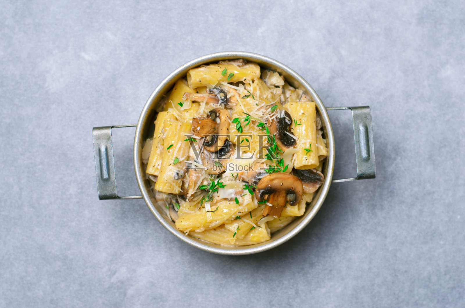 奶油蘑菇意大利面,配新鲜百里香和帕尔马干酪,意大利美食照片摄影图片