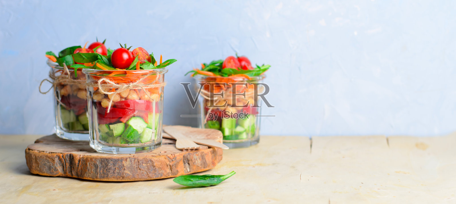 健康的自制罐子沙拉,素食排毒饮食,素食食品照片摄影图片