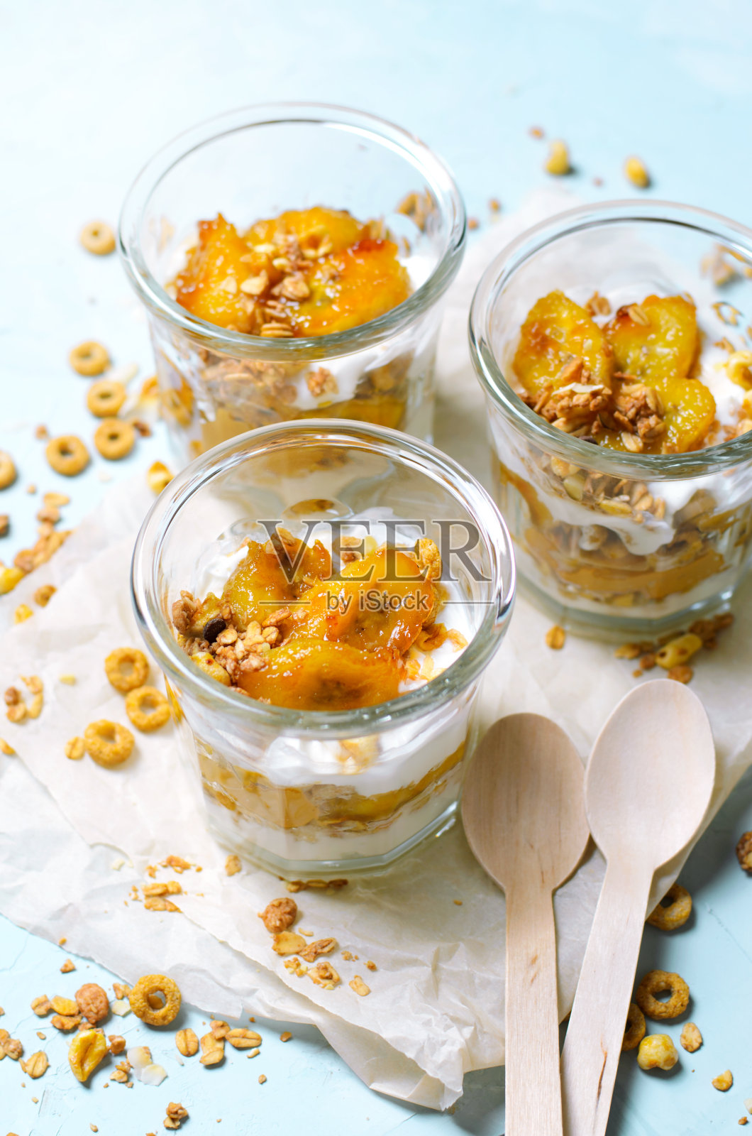 焦糖香蕉糕,格兰诺拉麦片和酸奶甜点照片摄影图片