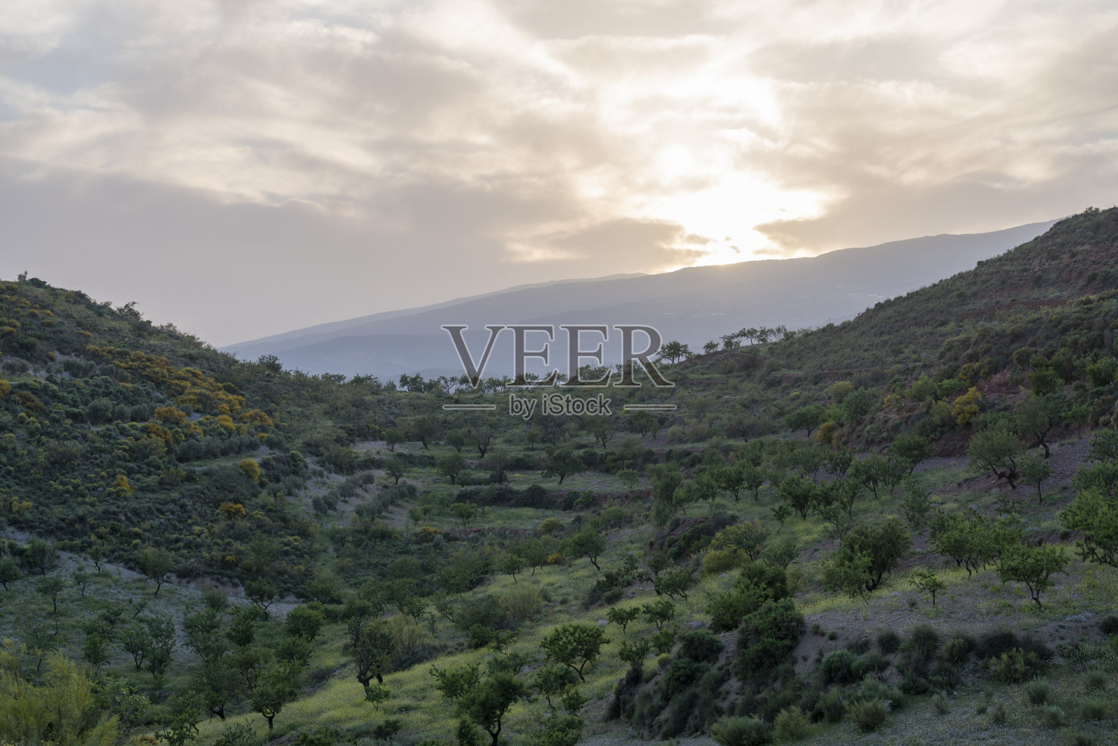 西班牙南部的山区照片摄影图片