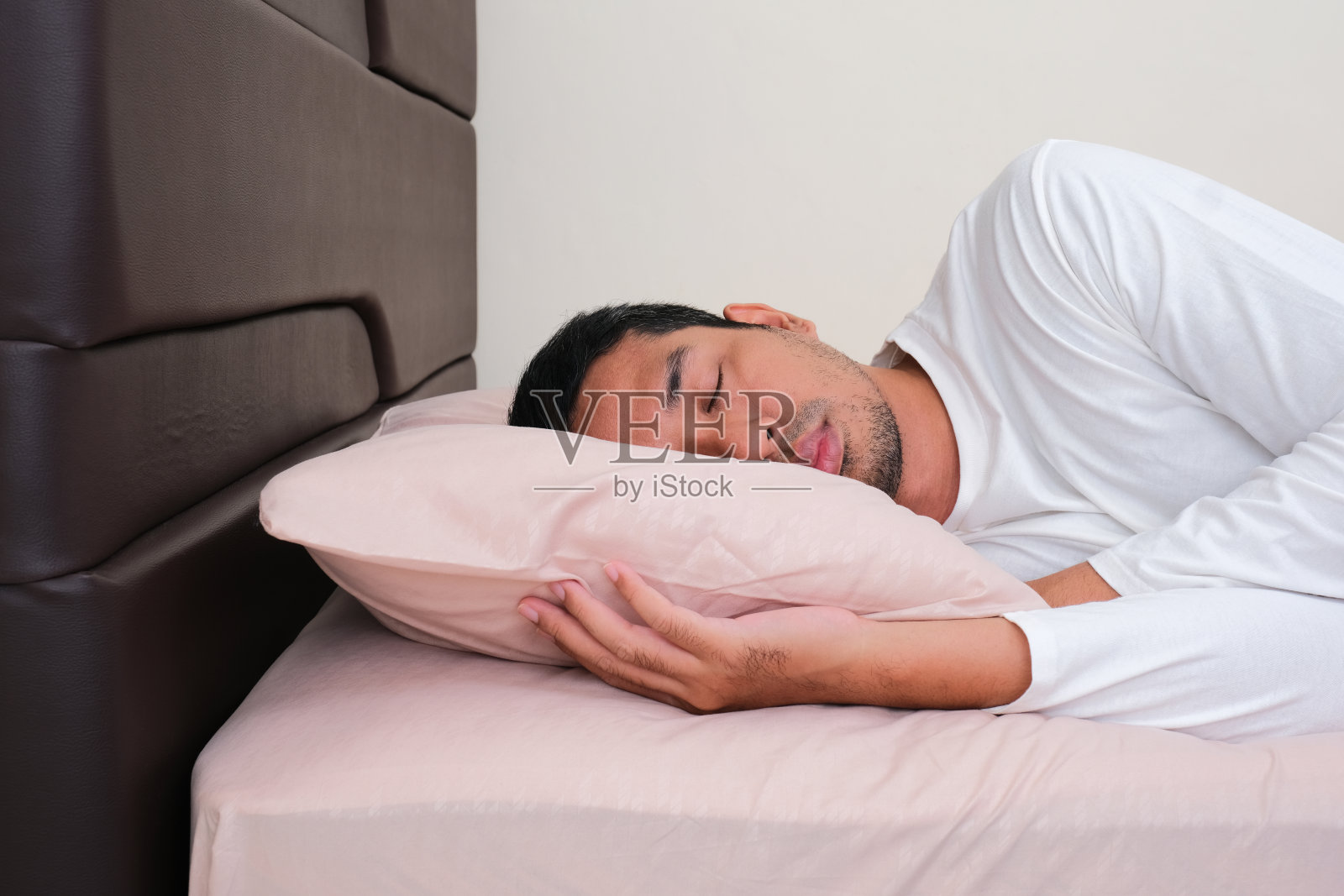 亚洲成年男子在床上熟睡照片摄影图片