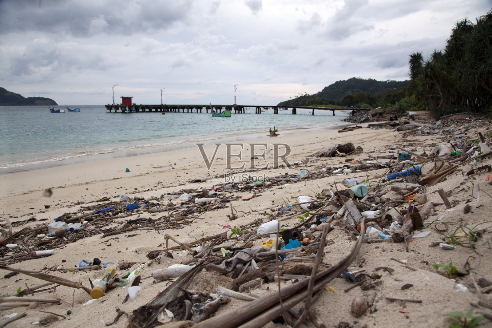 海滩上的塑料垃圾照片摄影图片