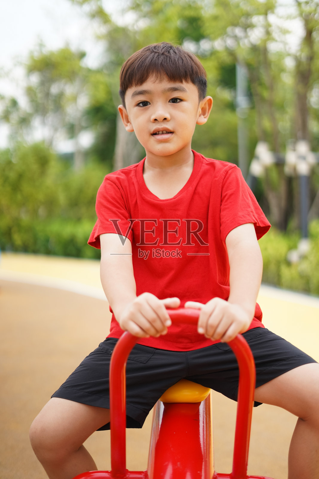 男孩玩摇器材弹簧照片摄影图片