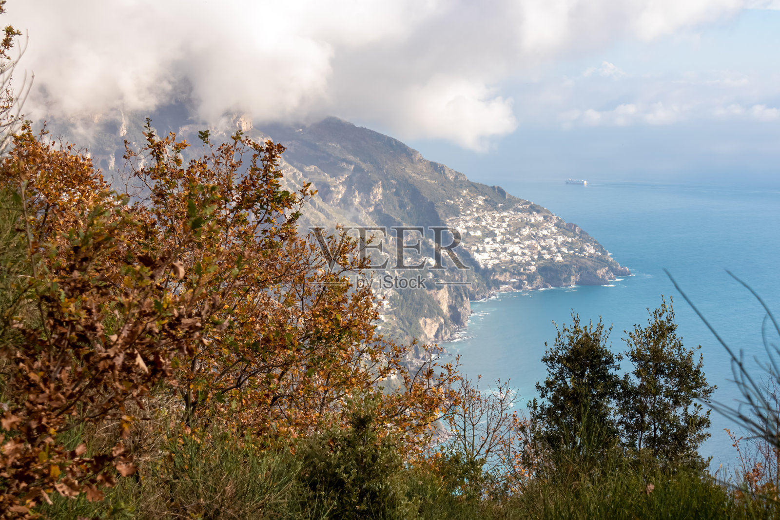 波西塔诺——意大利坎帕尼亚阿马尔菲海岸波西塔诺海滨小镇云雾笼罩的徒步小径上的风景。照片摄影图片