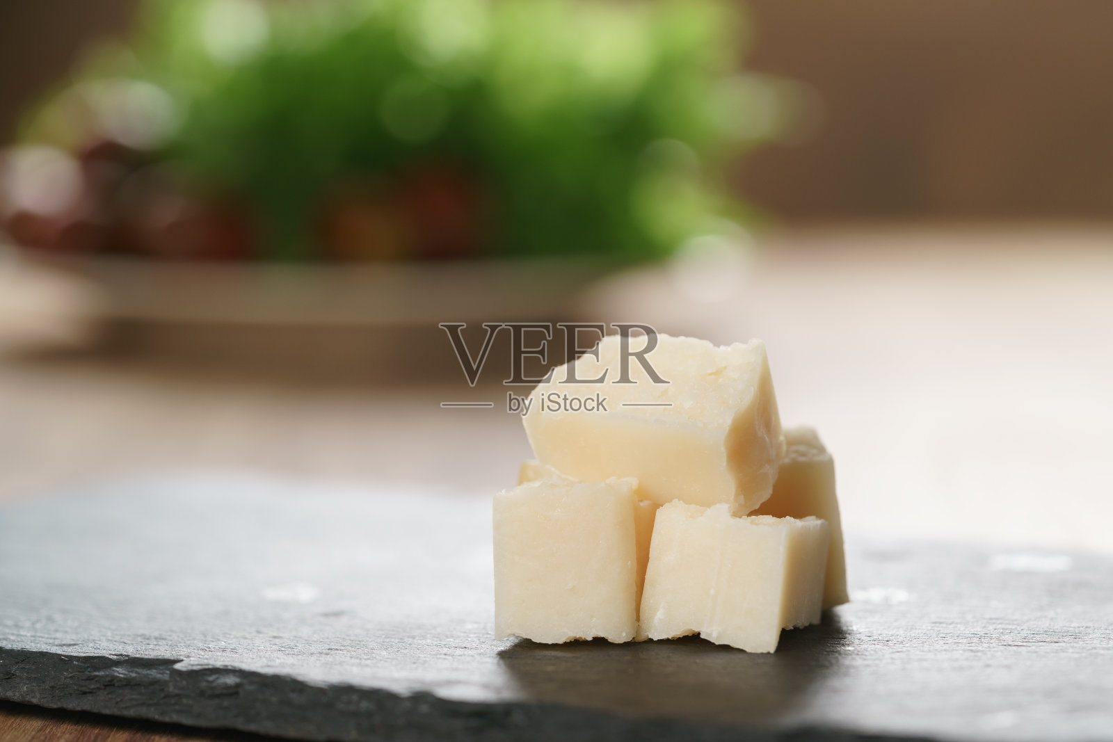 一块块硬帕尔玛干酪放在石板上照片摄影图片