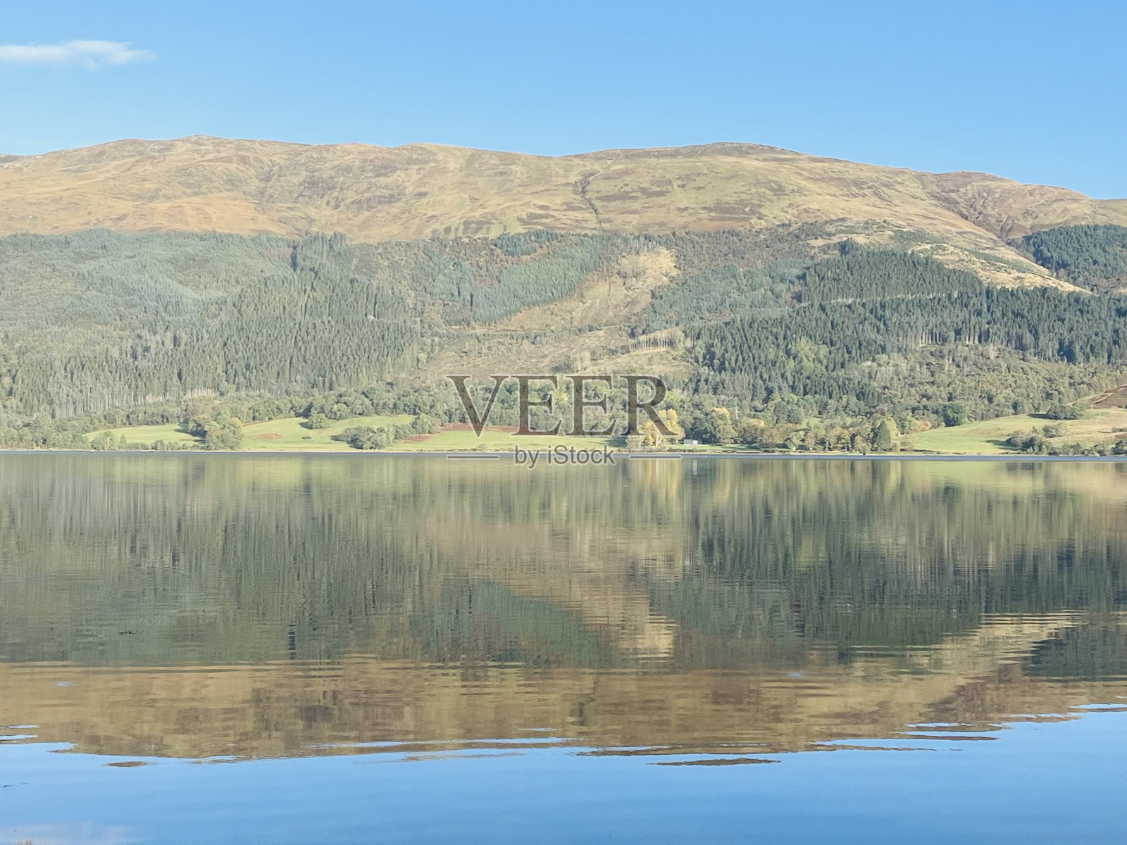 苏格兰湖的倒影照片摄影图片