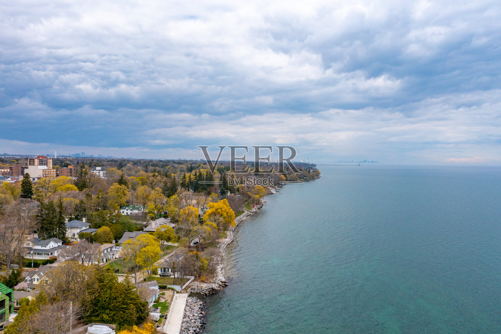 空中湖畔公园和安大略湖,奥克维尔,加拿大照片摄影图片