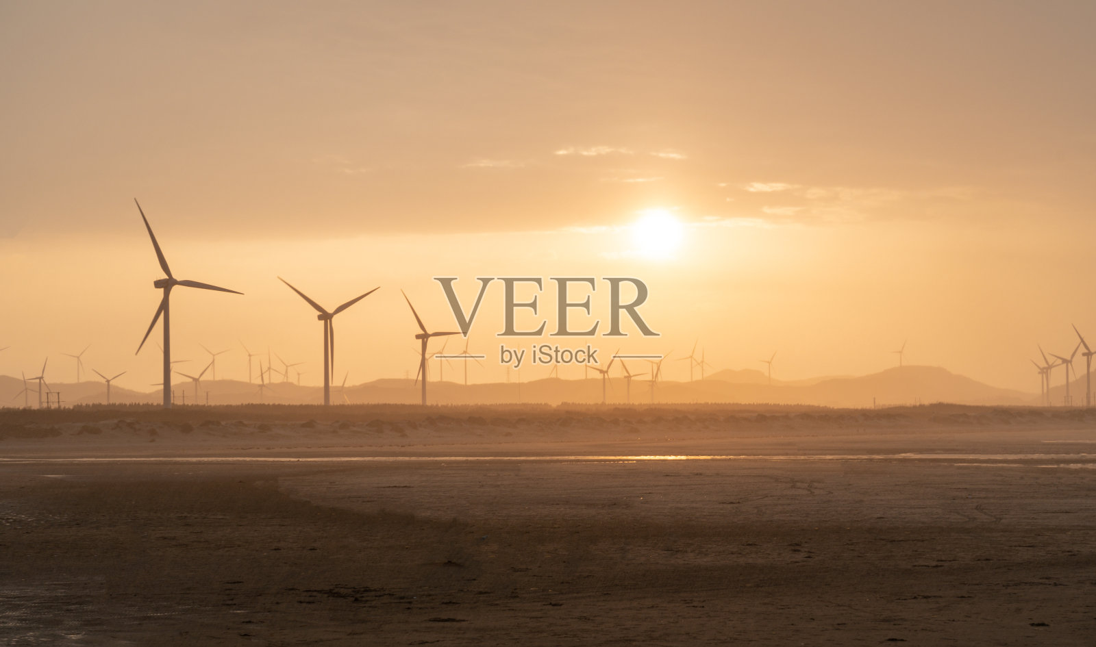 日落时的风电场照片摄影图片