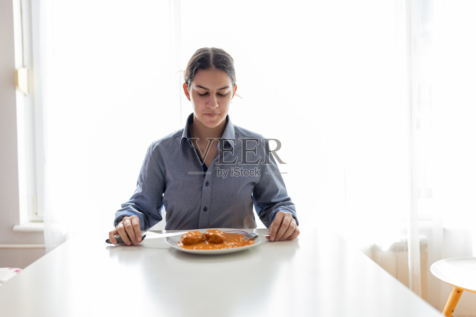 一个十几岁的女孩用她克服粮食不安全的故事激励了其他人照片摄影图片