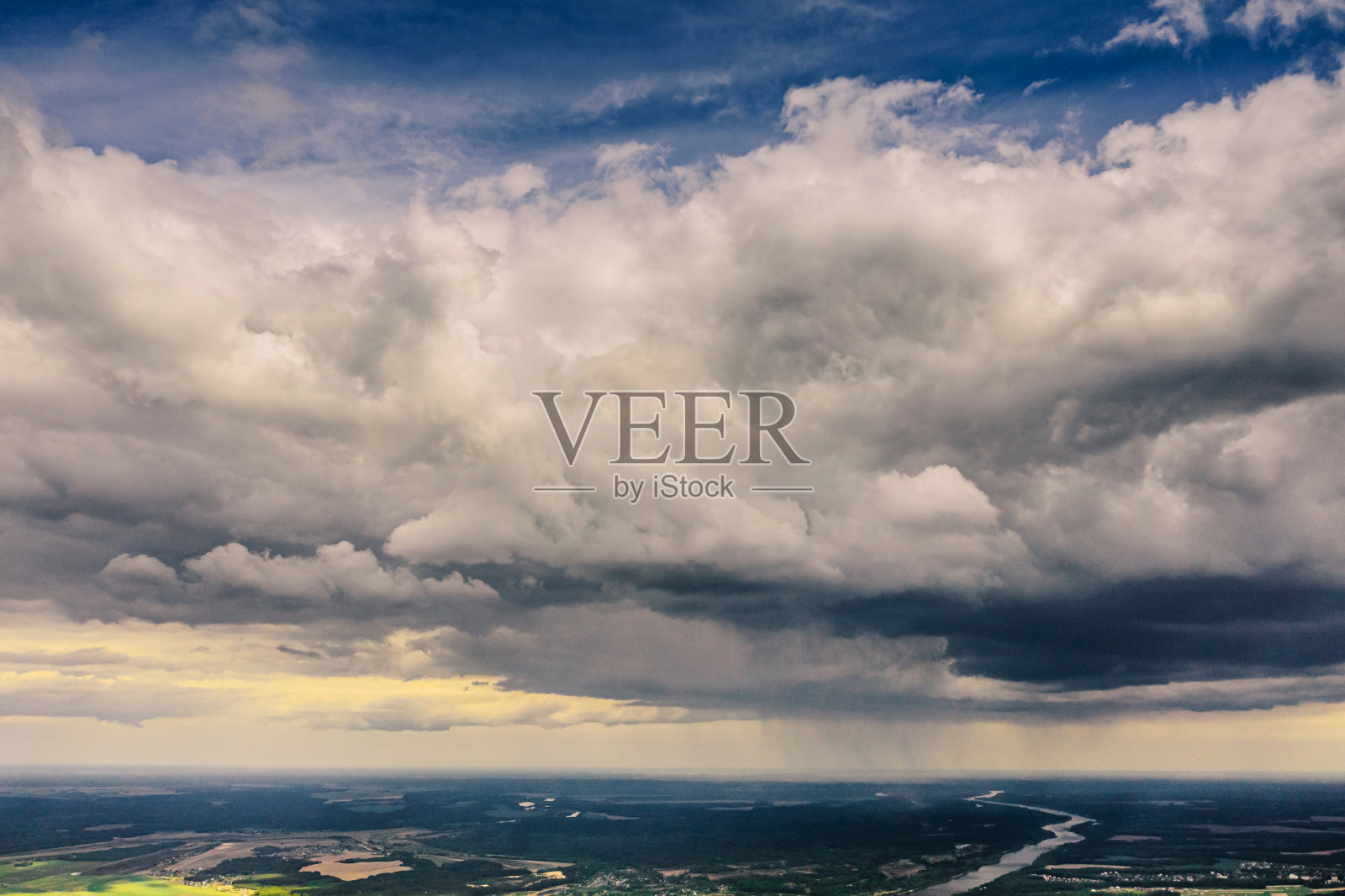 农田鸟瞰图。农场无人机摄影。夏天。可持续性。保护自然。阴照片摄影图片