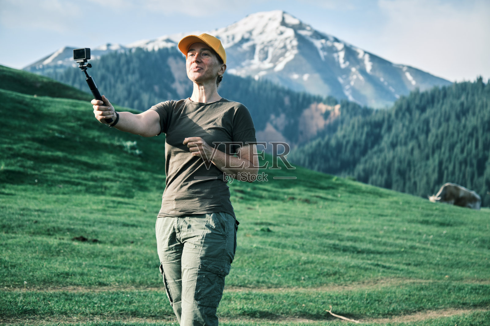 成熟的视频博主正在讲述她在山区的自驾游照片摄影图片