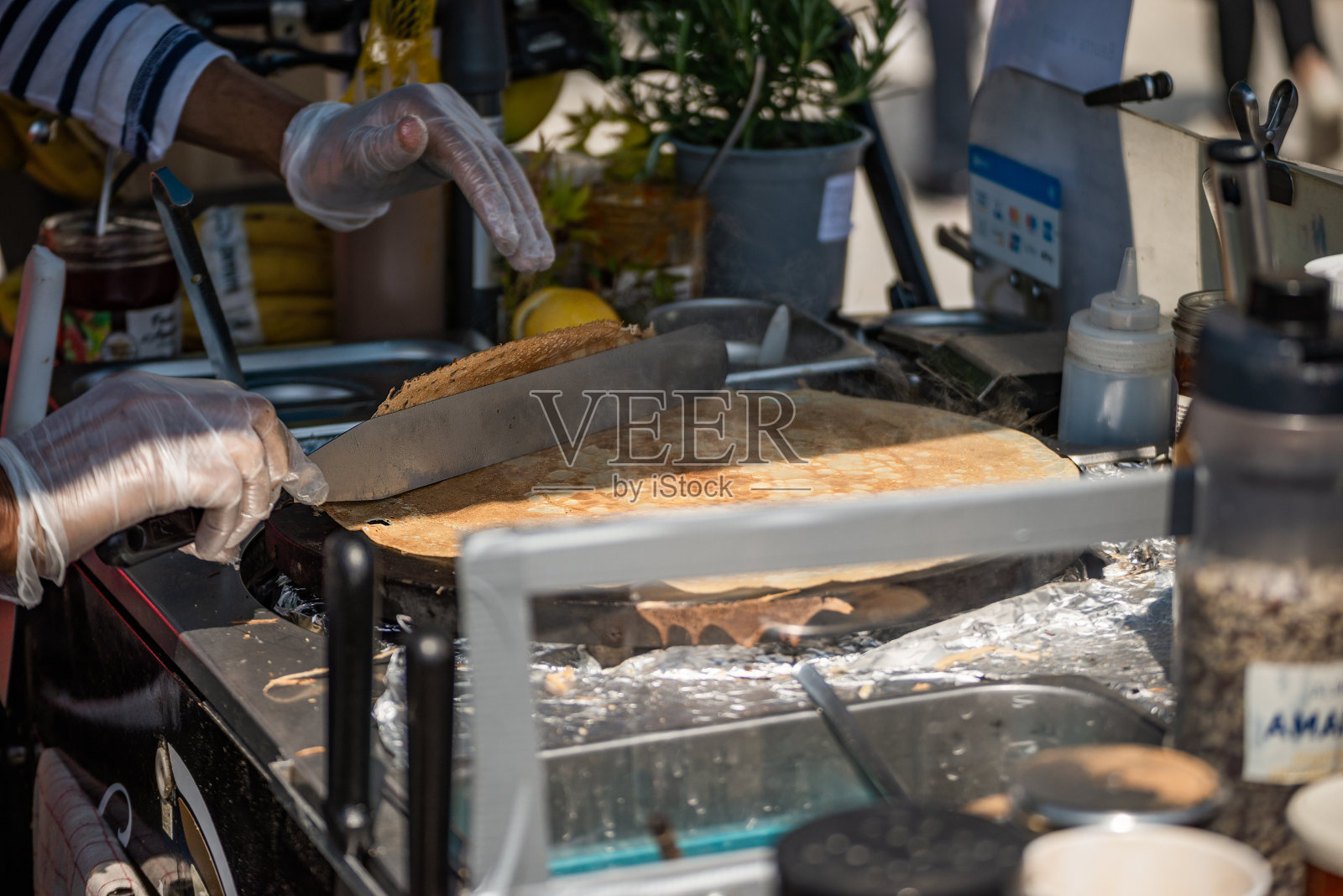 一名男子在巴黎街头摊点翻转crêpe照片摄影图片