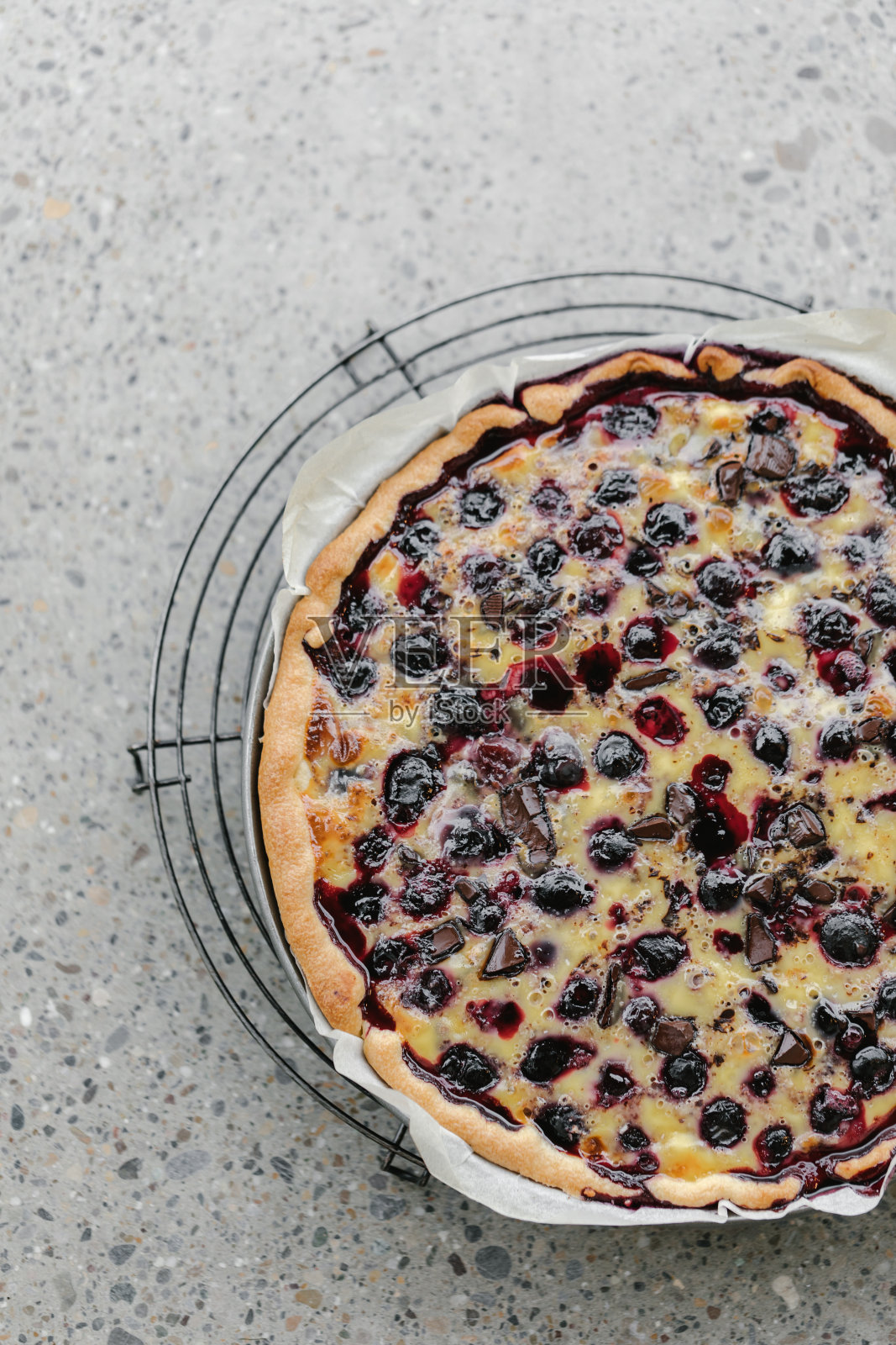 刚出炉的樱桃派照片摄影图片