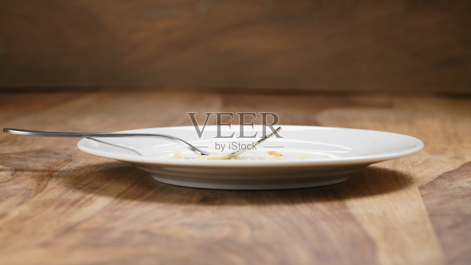 吃完焦糖芝士蛋糕后清空盘子照片摄影图片