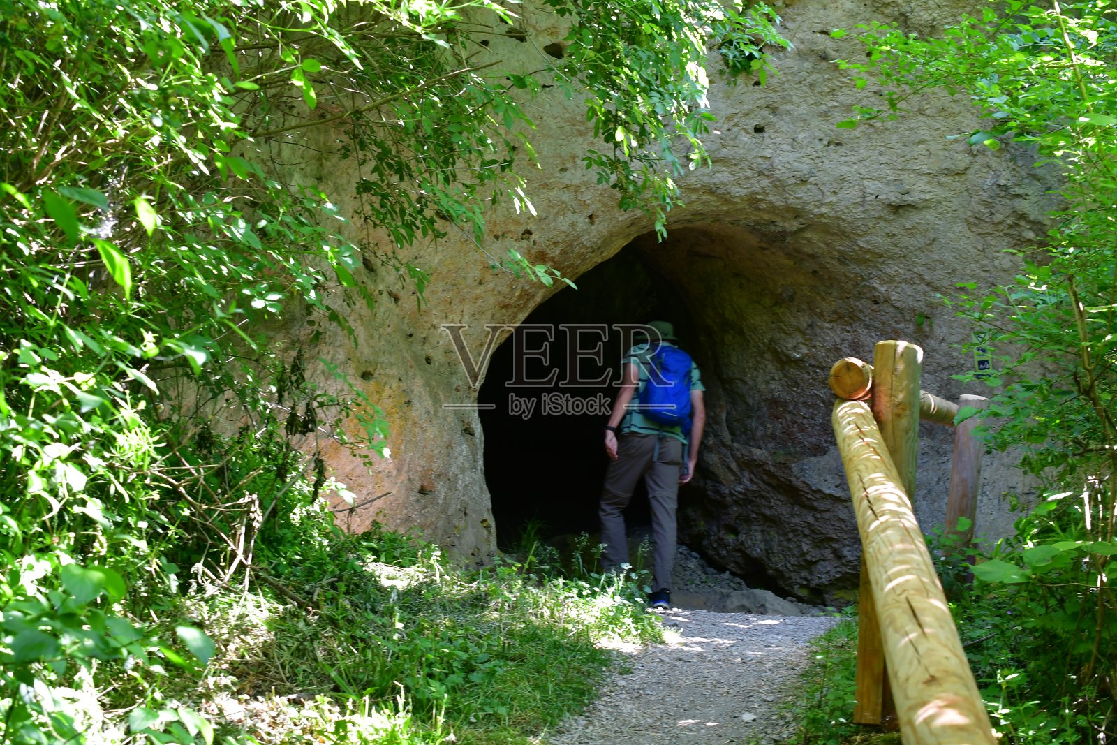 一名男子在法国徒步旅行照片摄影图片