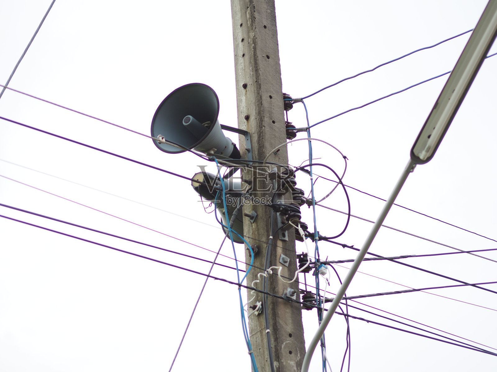 银灰色的灯柱和喇叭,银灰色的天空照片摄影图片