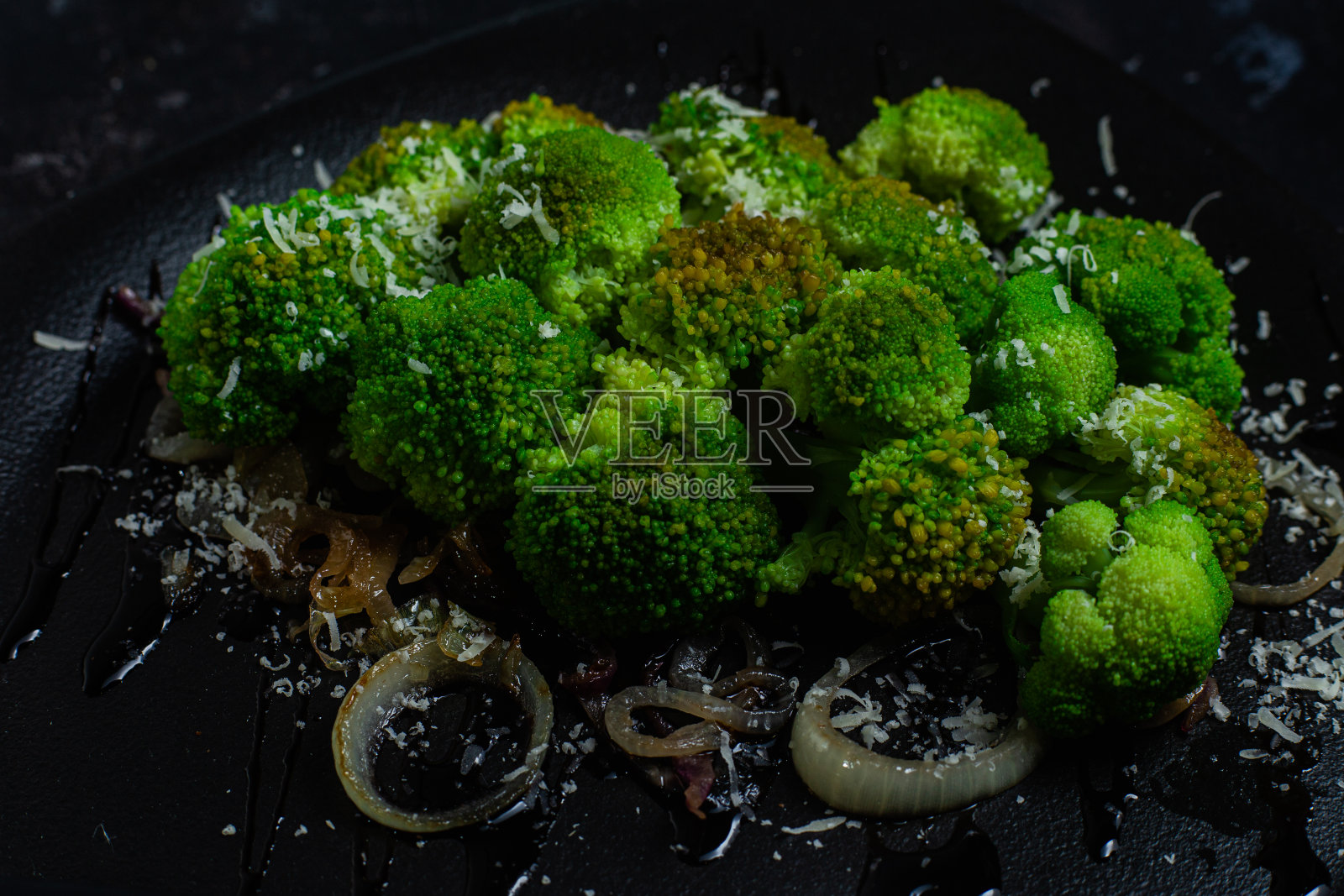 花椰菜、洋葱和核桃沙拉照片摄影图片