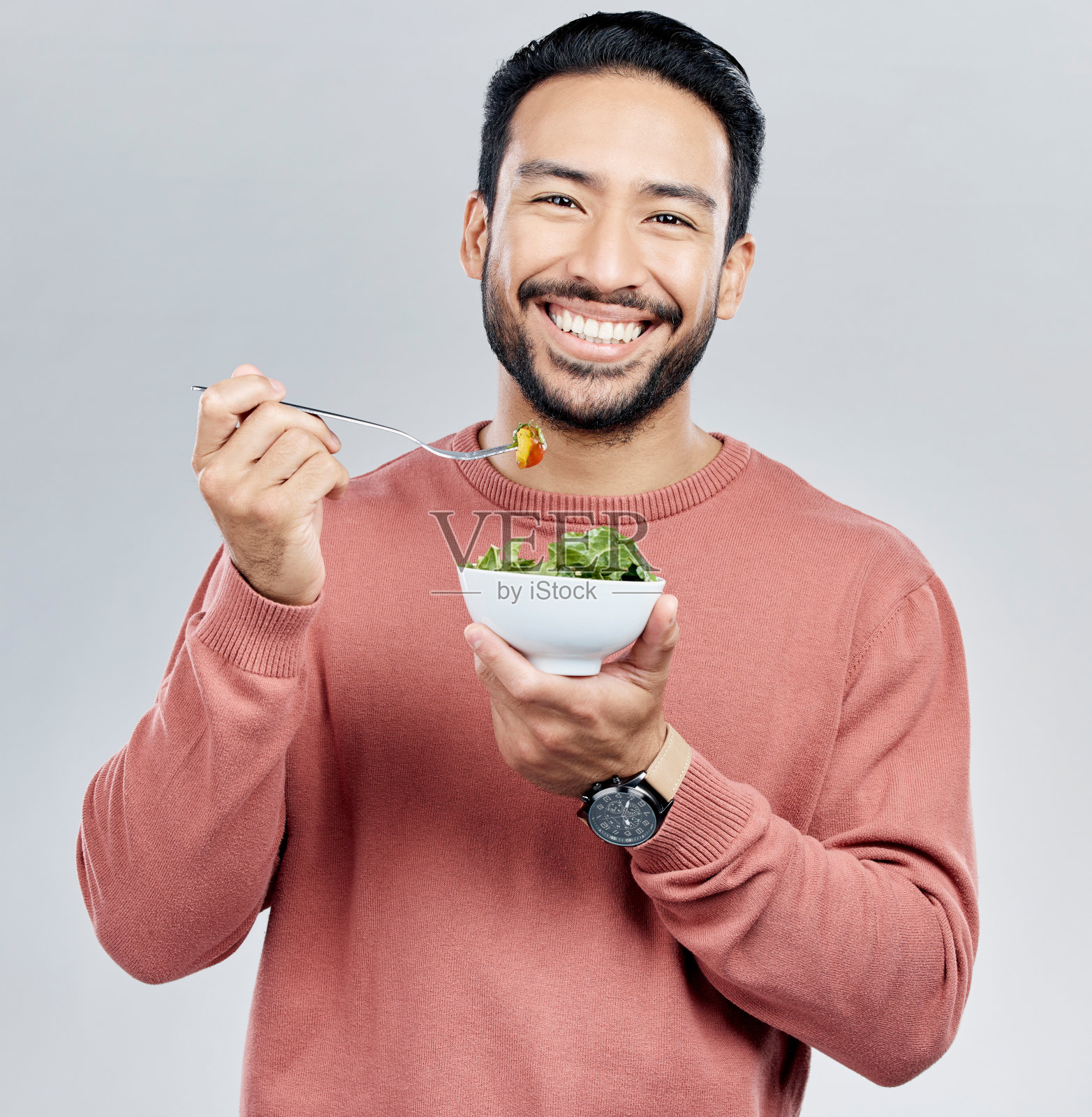 男人,沙拉和吃健康的肖像在工作室健康食品动机与蔬菜。亚洲男性微笑以蔬菜营养、饮食和有利于消化或减肥的白色为背景照片摄影图片