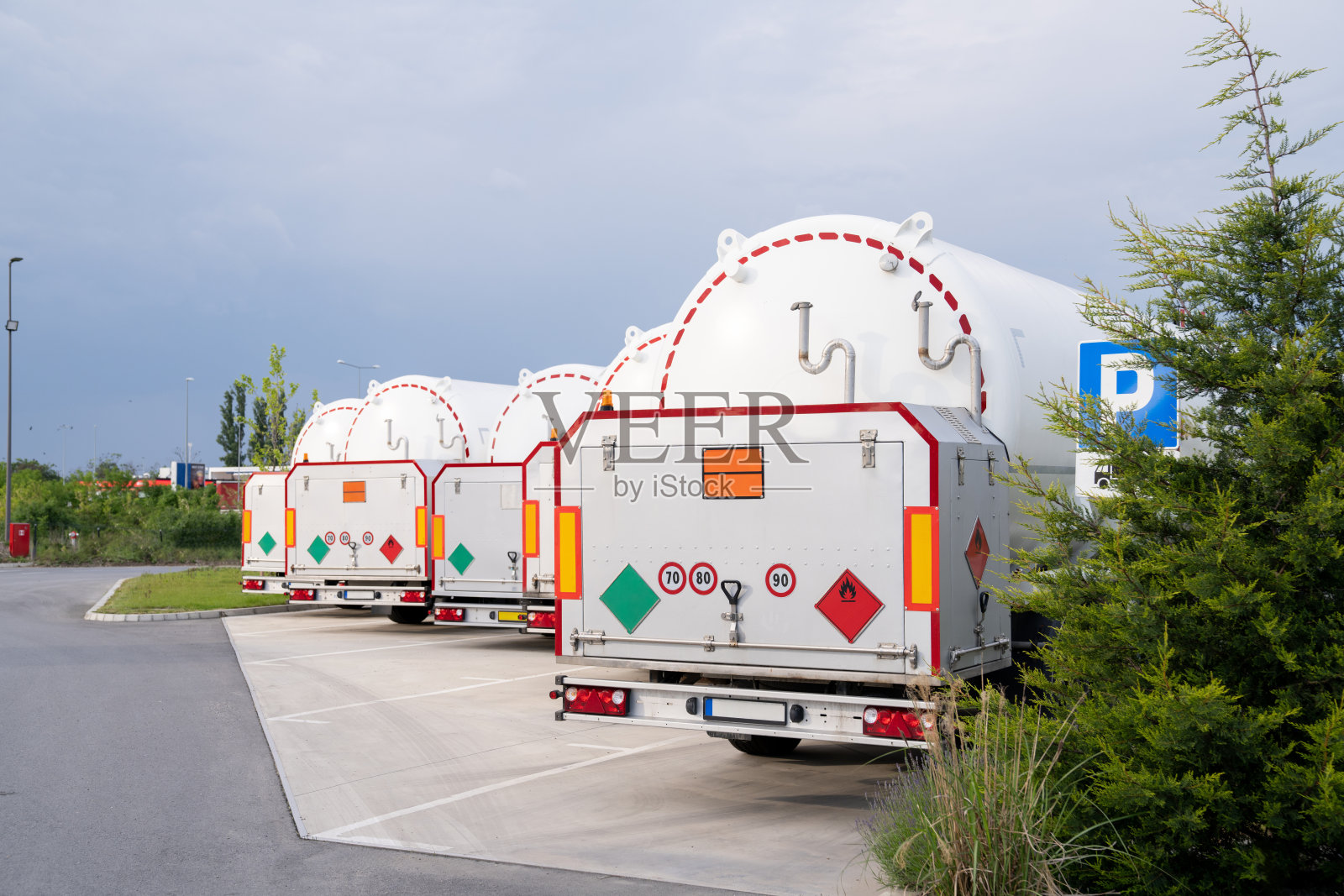 坦克拖车排成一排。照片摄影图片