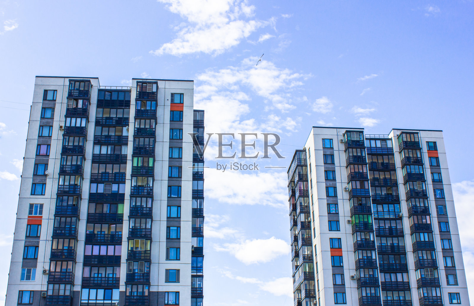 公寓楼建筑设计:新型住宅楼外观,现代高层公寓楼外立面照片摄影图片