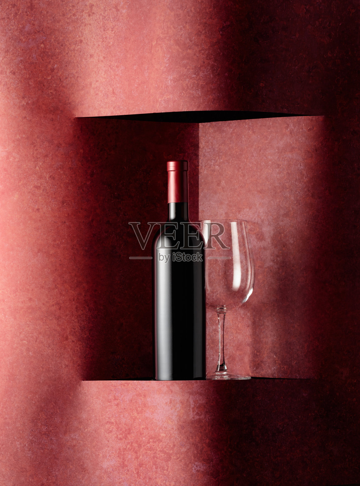 一瓶和一杯红酒。照片摄影图片
