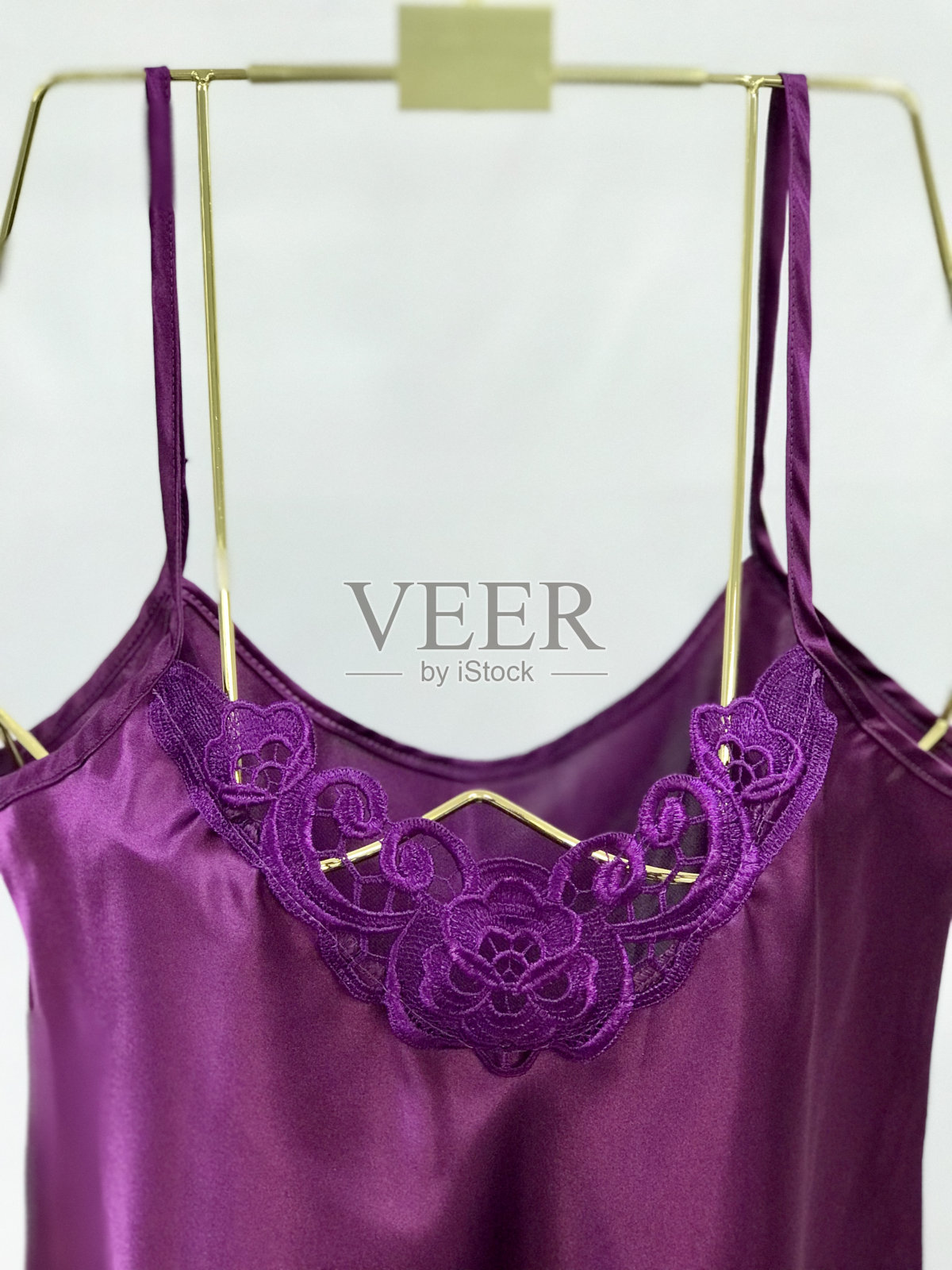 花紫色缎面女士内衣照片摄影图片