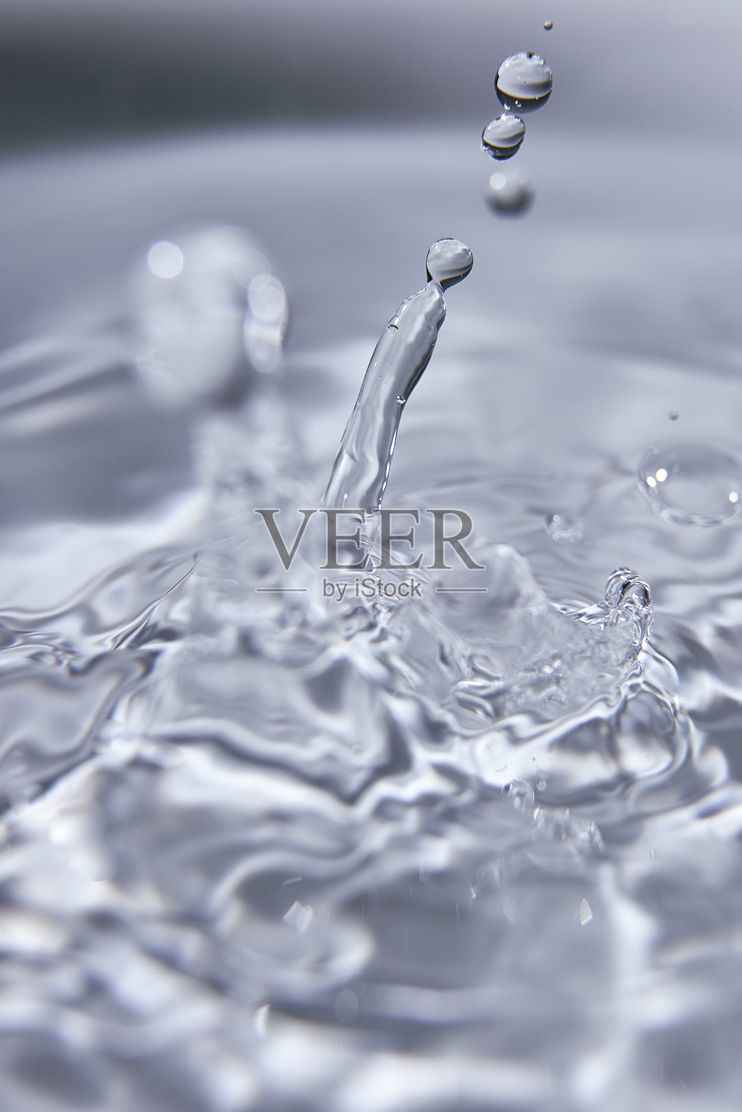 009.一颗或多颗水珠飞溅成波浪和不确定的形状。壁纸照片摄影图片