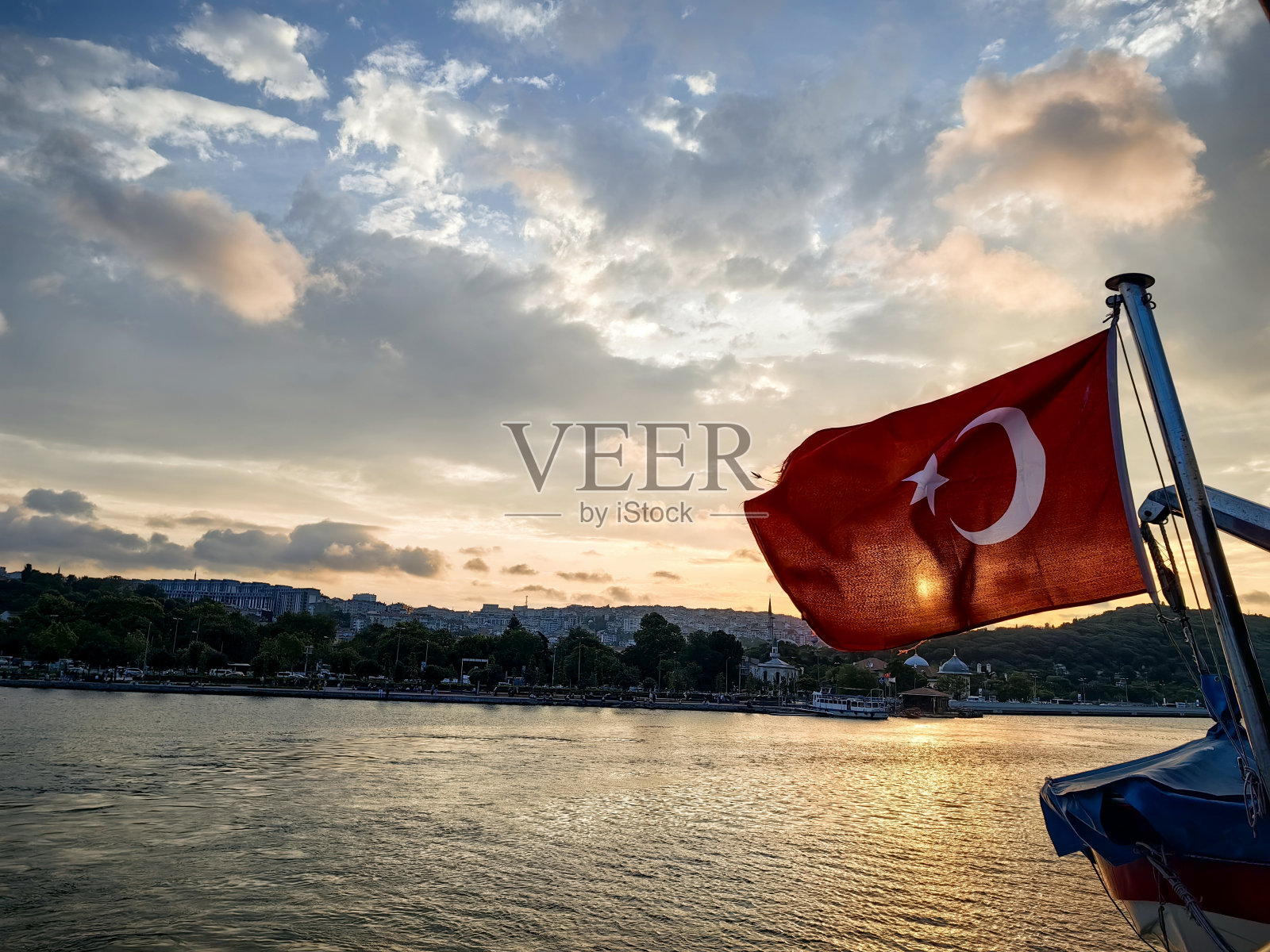 一些日落期间的İstanbul金角之旅。照片摄影图片