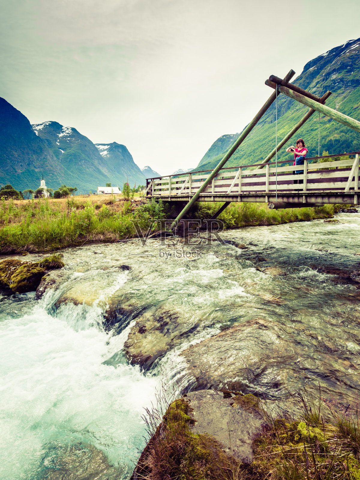 游客在挪威奥普斯特林村的桥上休息照片摄影图片