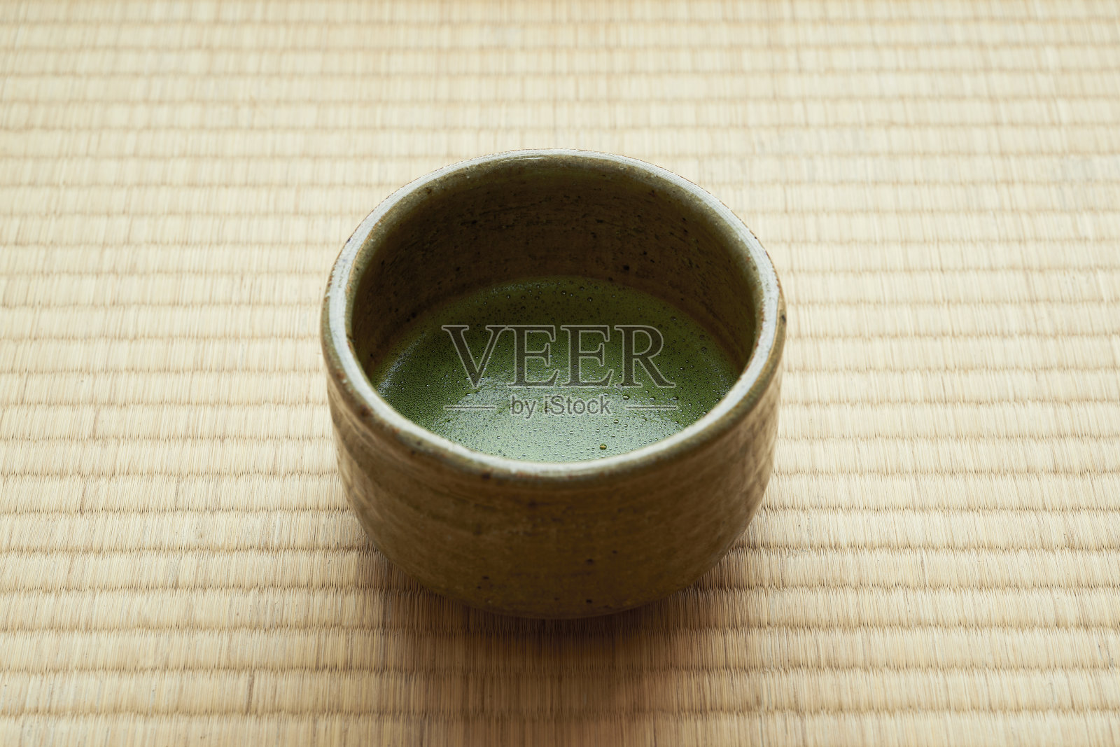 榻榻米背景的日本传统抹茶照片摄影图片