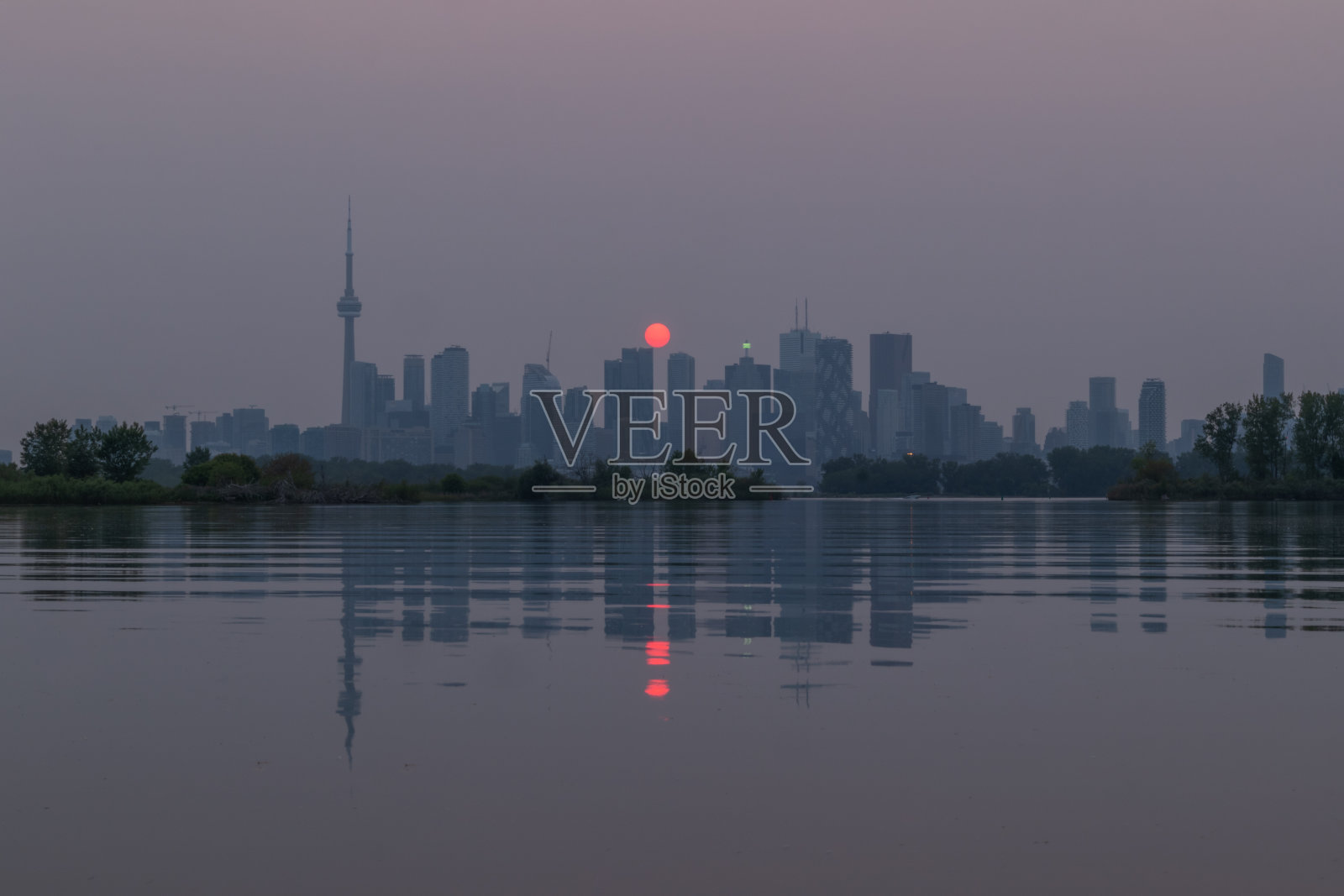 多伦多天际线上的红色日落照片摄影图片