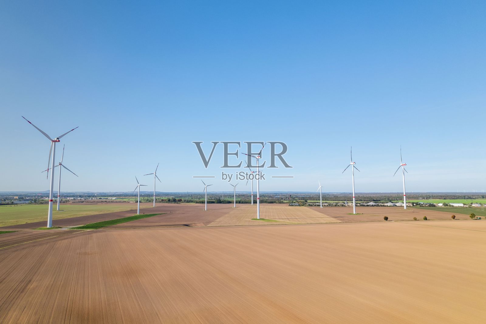 德国泽坦的风车公园里的风力涡轮机鸟瞰图照片摄影图片