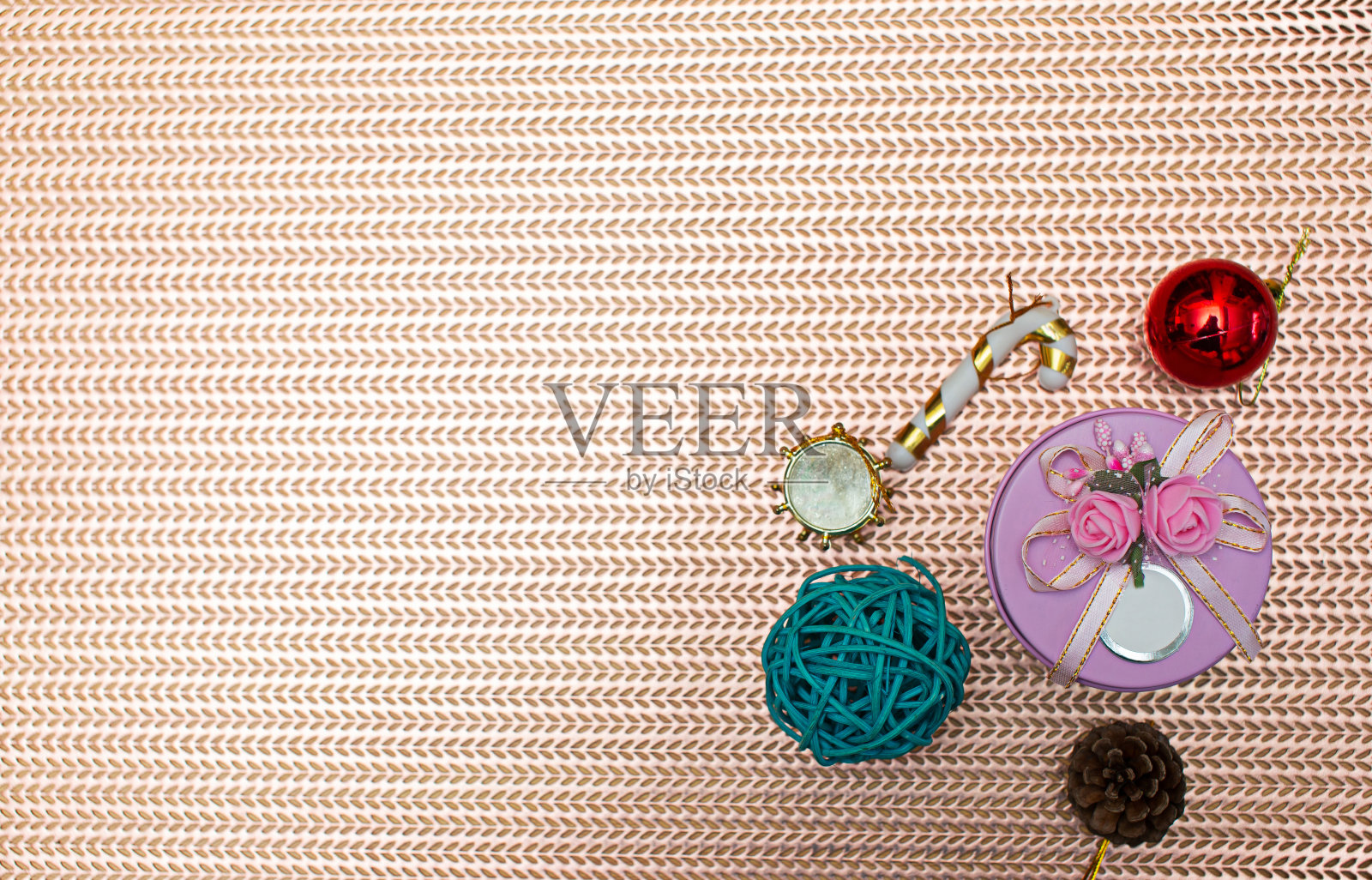 圣诞集群高视图礼品盒上的金色背景礼物是分散沿边框的边缘。在你的对象或副本中间留下空白。照片摄影图片