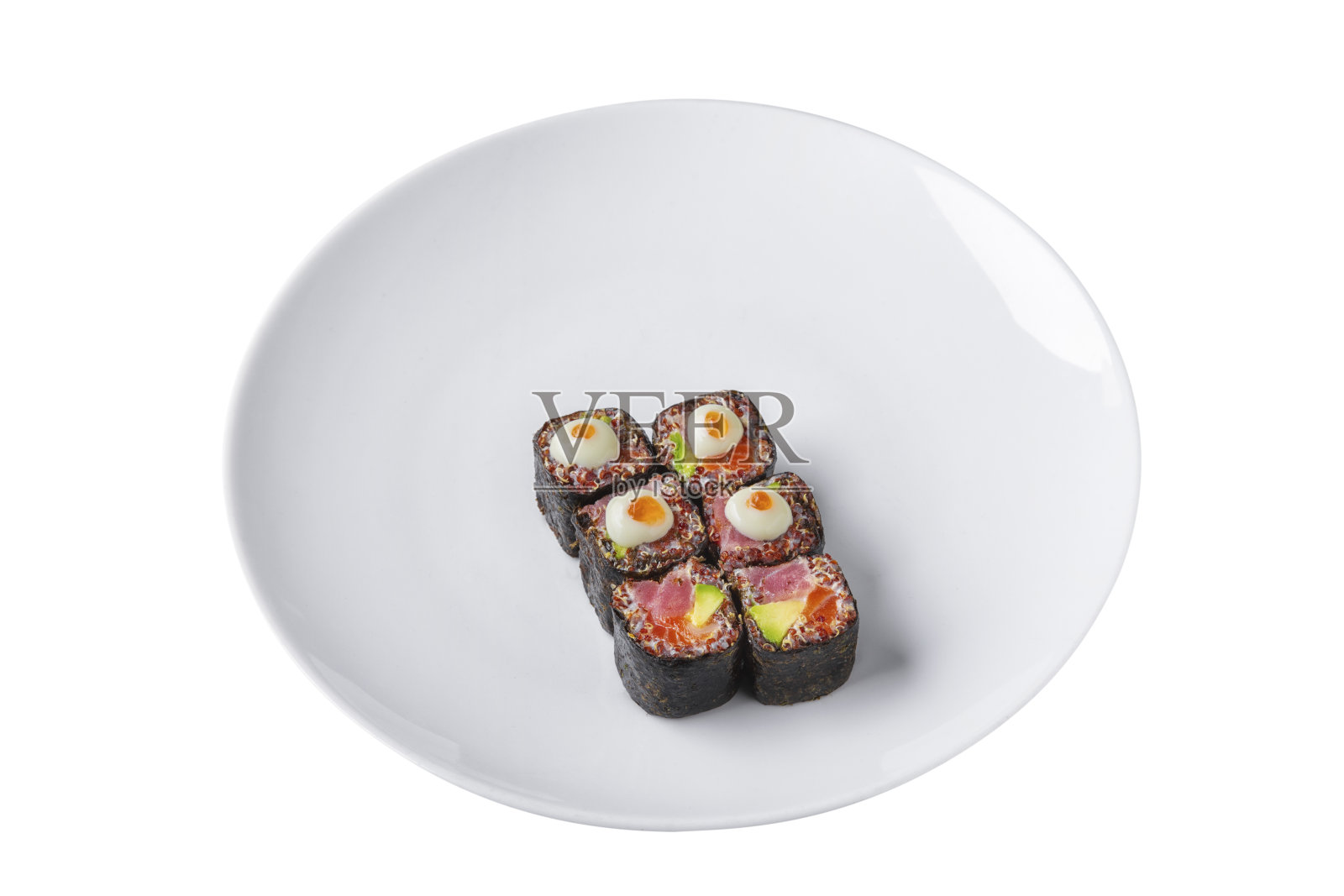 卷与牛油果,金枪鱼,鲑鱼鱼子酱,发芽芽,鲑鱼,米饭,酱和海苔在一个盘子里,白色的背景照片摄影图片