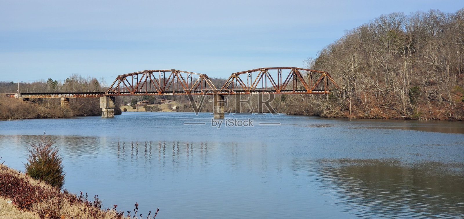 在田纳西州,风景优美的河流上有一座长桥,周围是光秃秃的树木照片摄影图片
