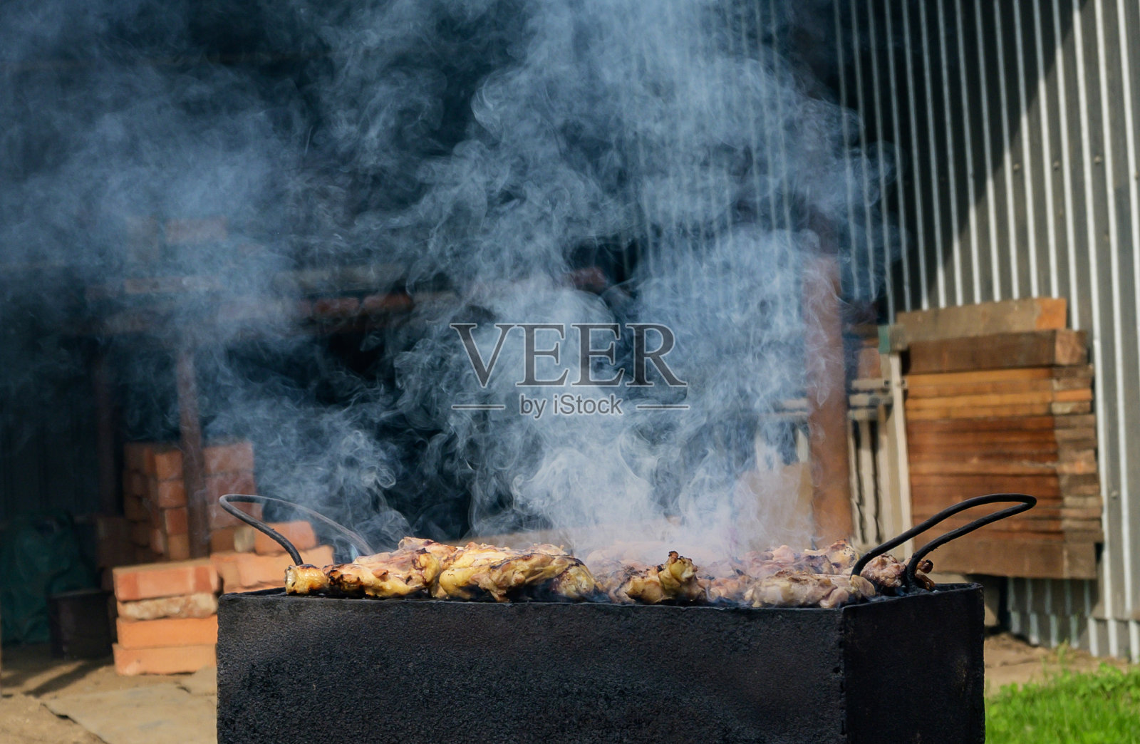 烤肉和烟熏。照片摄影图片