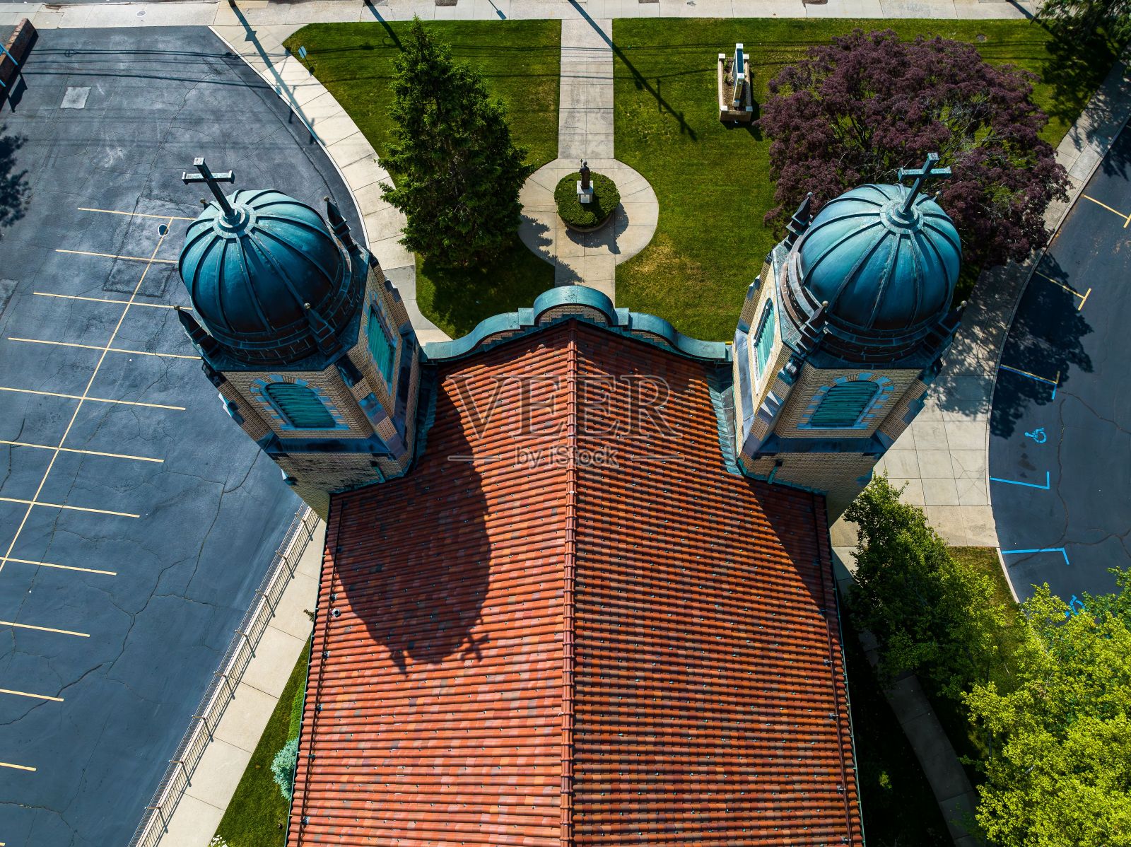 在一个阳光明媚的日子里,鸟瞰图拍摄了纽约长岛休利特的一座令人惊叹的教堂照片摄影图片