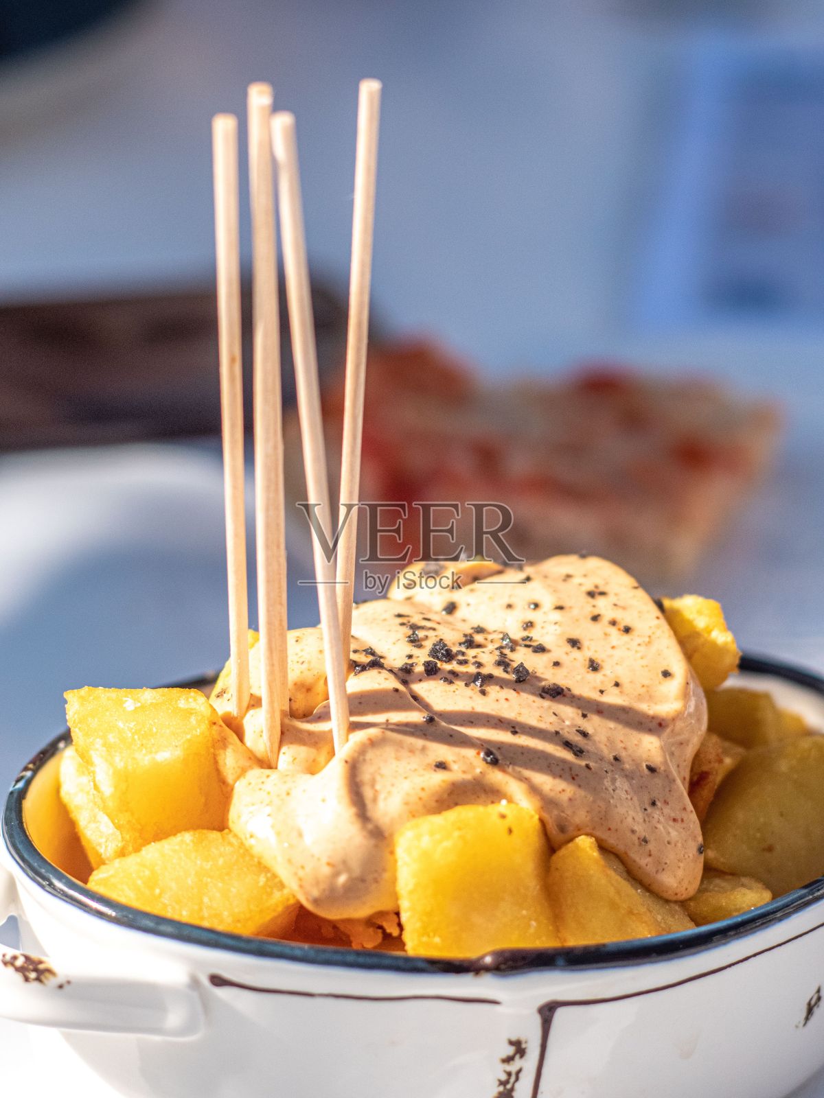 西班牙小吃吧的Patatas bravas特写照片摄影图片