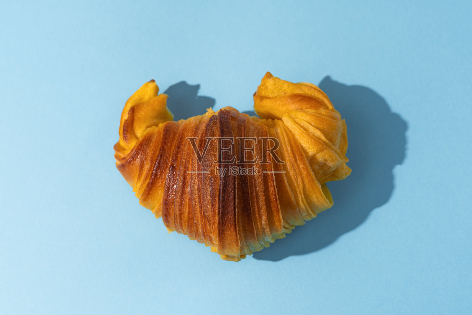 蓝色背景的葡萄牙布里奥什牛角面包照片摄影图片