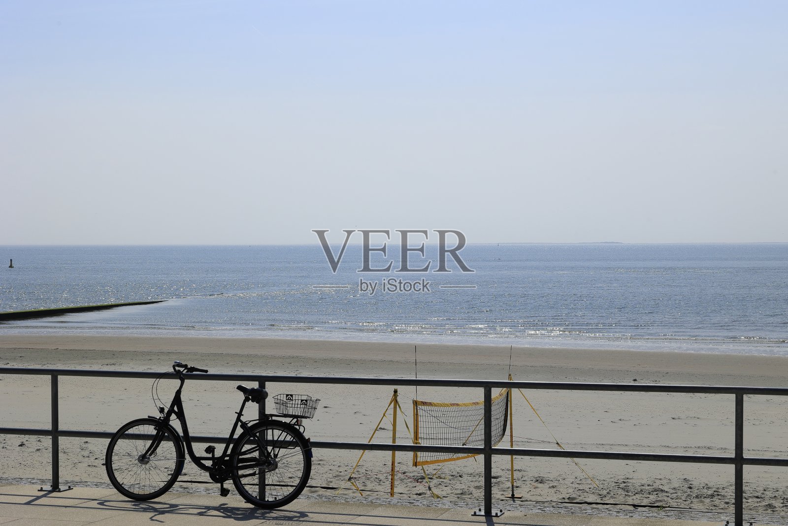 一辆自行车停在博尔库姆岛海滩的栅栏上照片摄影图片