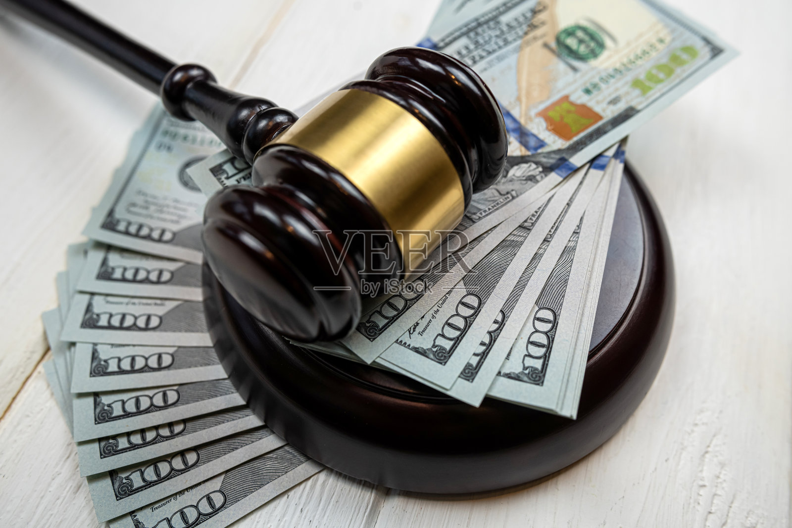 带法槌的100美元纸币法律问题照片摄影图片