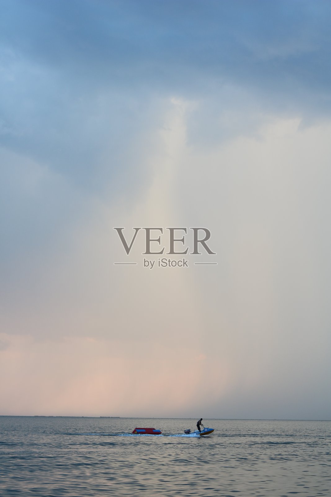 海面上乌云密布照片摄影图片